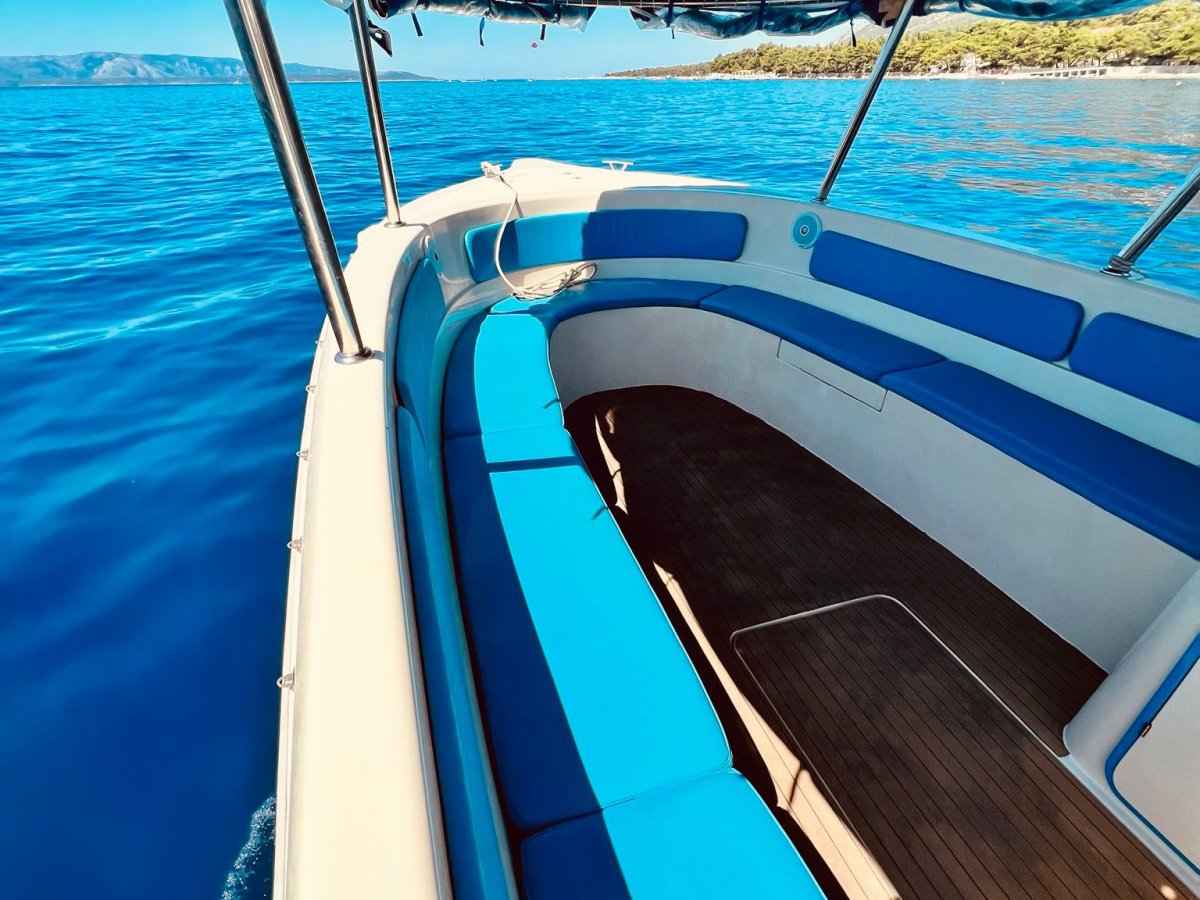 Enzo 35 with blue seating underway from Split