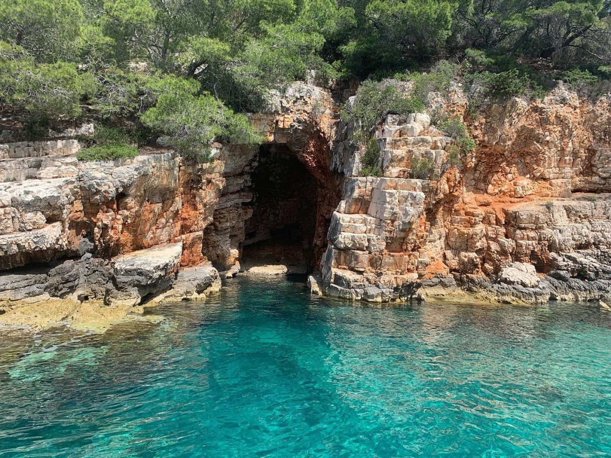 Sea cave stop on Vis during a Blue Cave tour from Split
