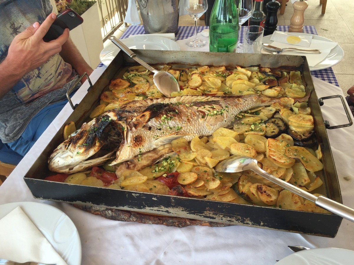 Whole roasted fish with sliced potatoes at the Milna lunch stop