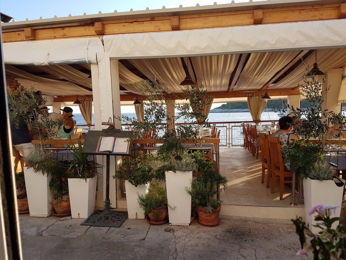 Seaside lunch terrace in Milna on Hvar